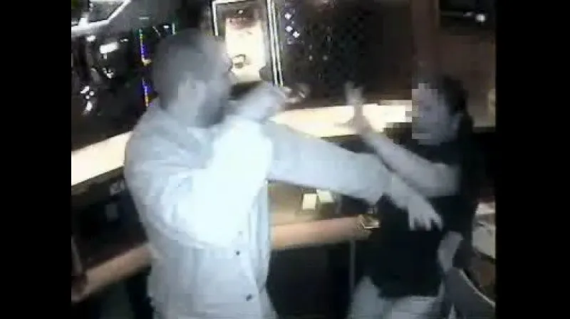 Barmanka popisuje přepadení