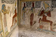 Archeologové v Egyptě objevili hrobku starou dva tisíce let. Našli tam i mumie myší či sokolů