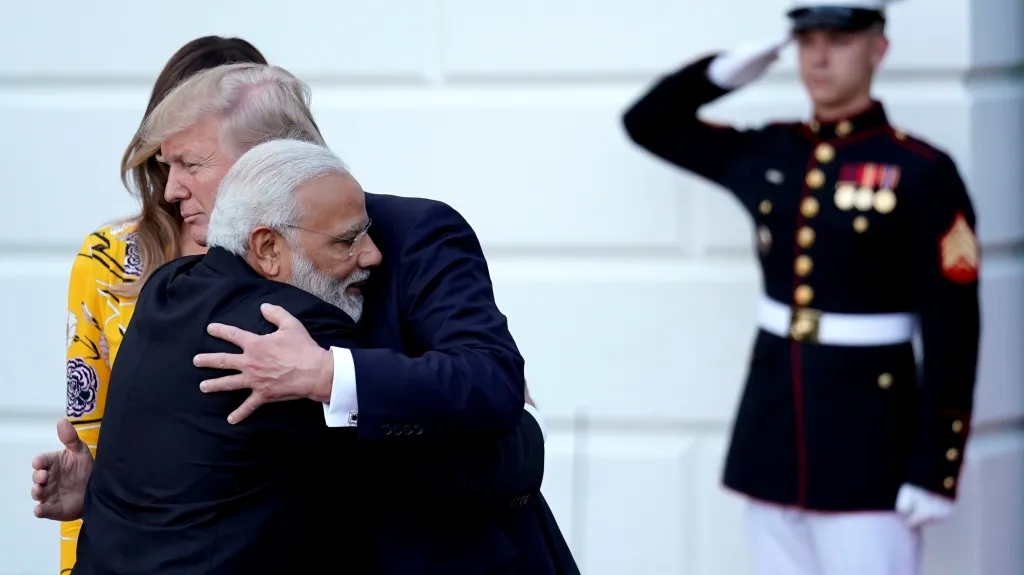 Americký prezident v objetí s indickým premiérem