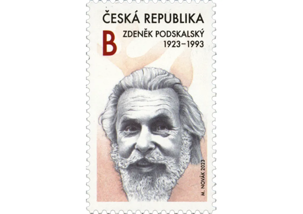 Režisér Zdeněk Podskalský přinášel divákům především zábavu. Stál za silvestrovskými revue a pořadem Možná přijde i kouzelník, ale natáčel i celovečerní komedie, kupříkladu Noc na Karlštejně, Kulový blesk či Světáky. Autor emise Michal Novák vytváření portrétu Podskalského na známku z roku 2023 konzultoval s režisérovým synem. Samotný portrét nakreslil tužkou, na pozadí použil akvarel