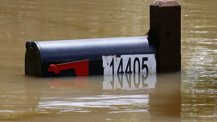 Potopená poštovní schránka v okrese Ascension Parish v Louisianě
