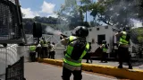 Pořádková policie proti demonstrantům zasahovala slzným plynem