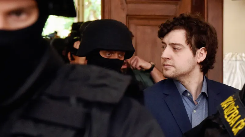 Eskorta přivedla Kevina Dahlgrena ke krajskému soudu