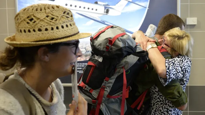 Desítky Čechů se vrátily ze zemětřesením zasaženého Nepálu