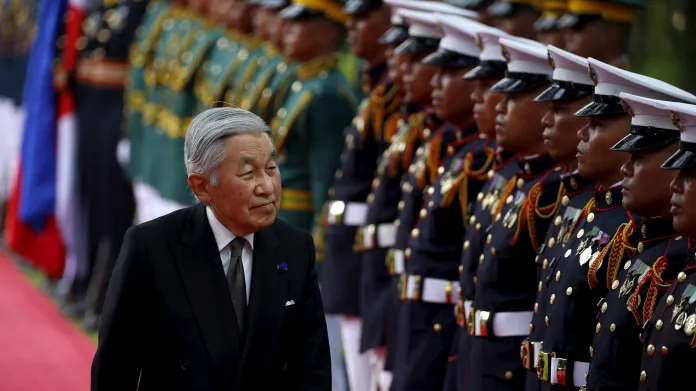 Císař Akihito na vojenské přehlídce