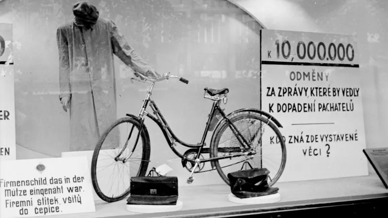 Praha v květnu 1942: Kolo Jana Kubiše vystavené ve výkladní skříni na Václavském náměstí