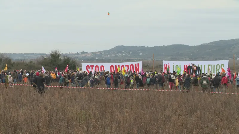 Protest proti stavbě obřího skladu Amazonu
