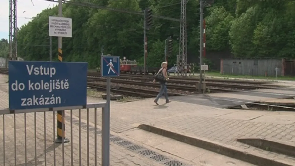 Přes zakázaný přechod prochází denně stovky lidí