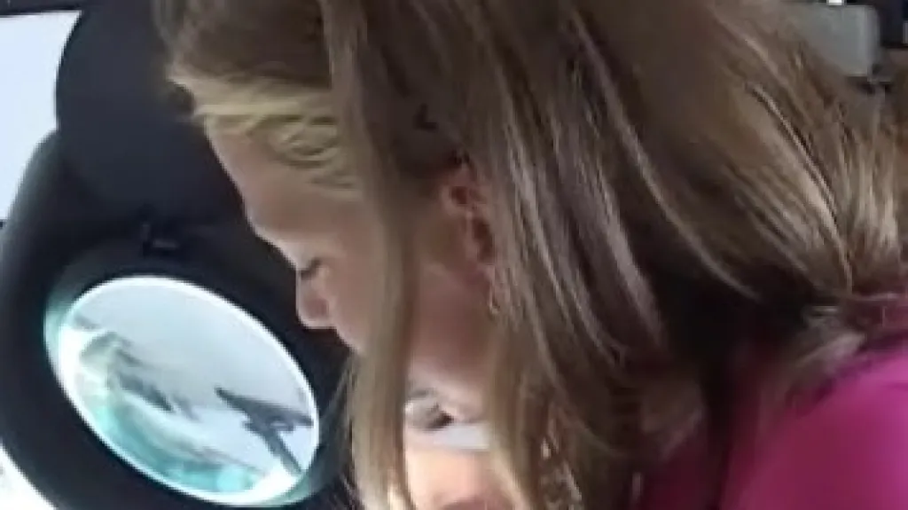 Pavlína pracuje s hardwarem