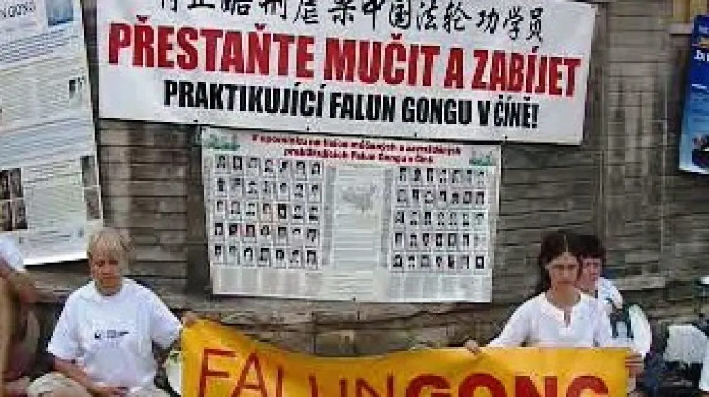 Protest před čínskou ambasádou v Praze