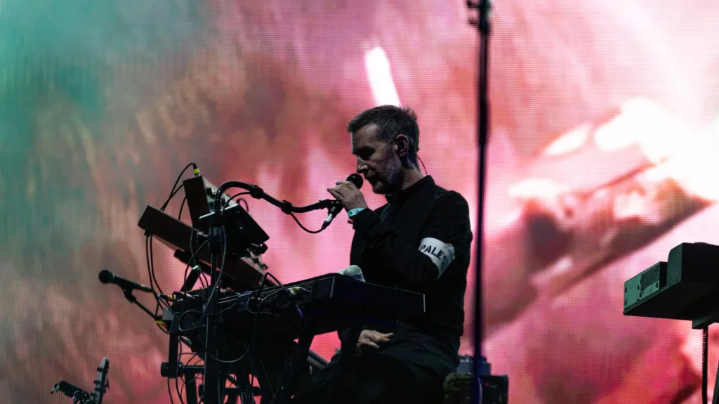 Zpěvák Robert Del Naja z kapely Massive Attack