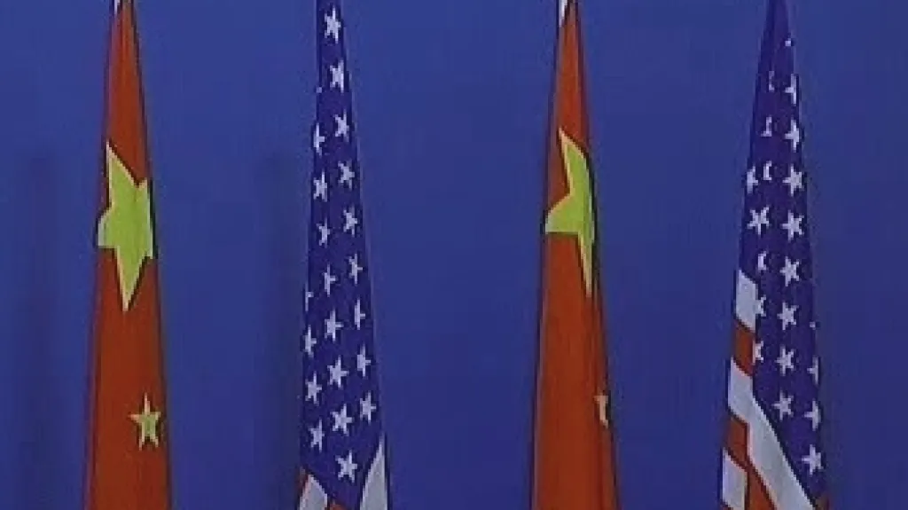 Americké a čínské vlajky