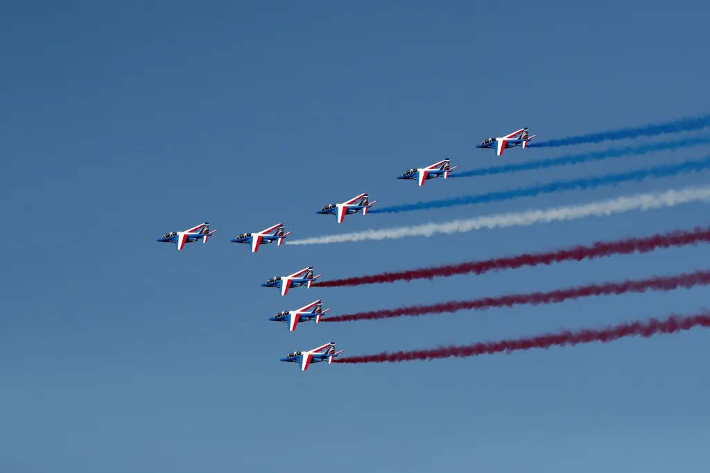 Stroje Alpha Jet francouzských leteckých sil dominovaly během zahájení letecké slavnosti