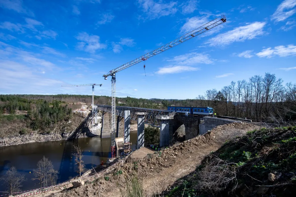 Stavba nového mostu přes údolní nádrž Orlík na řece Vltavě
