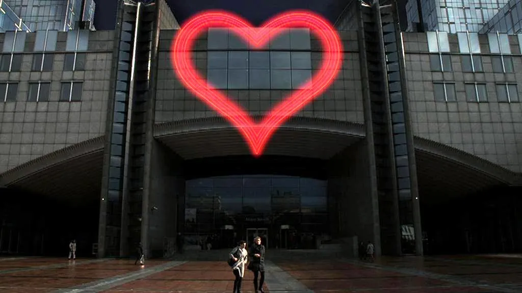 Havlovo srdce na budově Evropského parlamentu