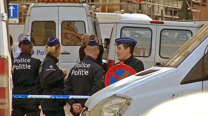 Policie před židovským muzeem v Bruselu