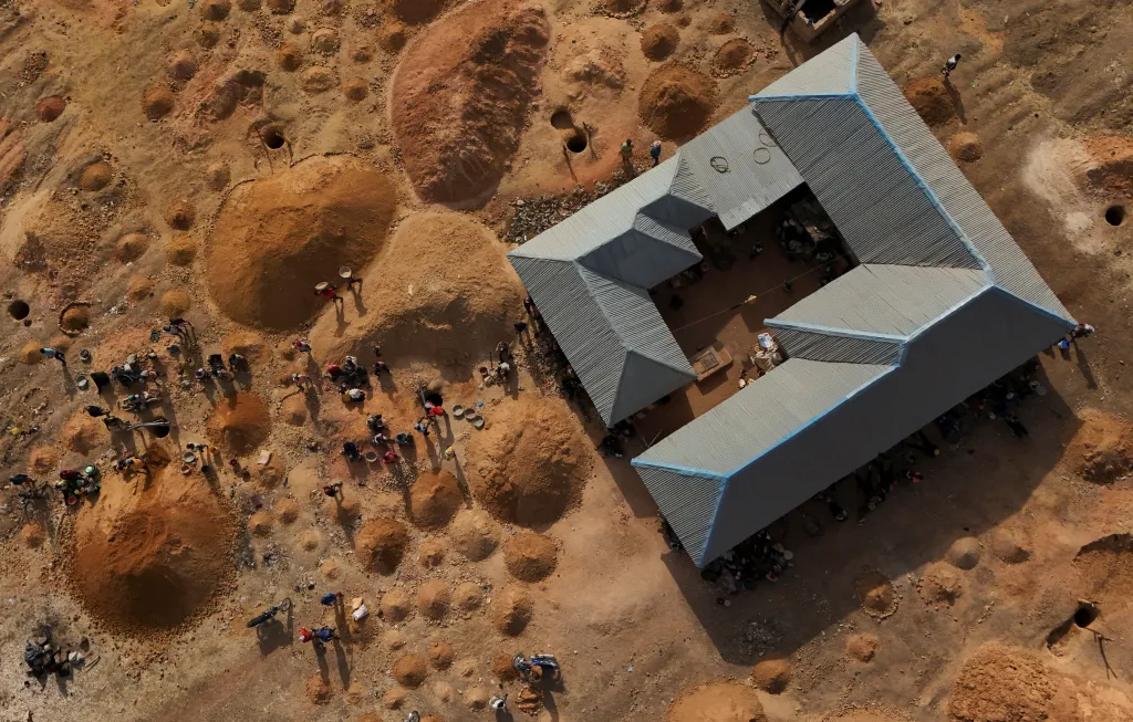 Pohled z dronu na dům přestavěný na těžební důl cínu v Josu ve státě Plateau v Nigérii