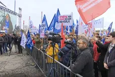 Zaměstnanci Liberty a odboráři demonstrovali před branami podniku, chtějí zpátky do práce
