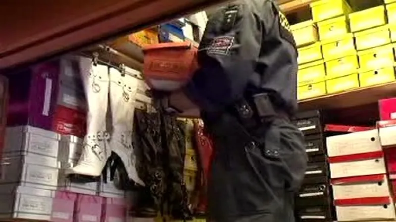 Celník zabavuje padělané zboží