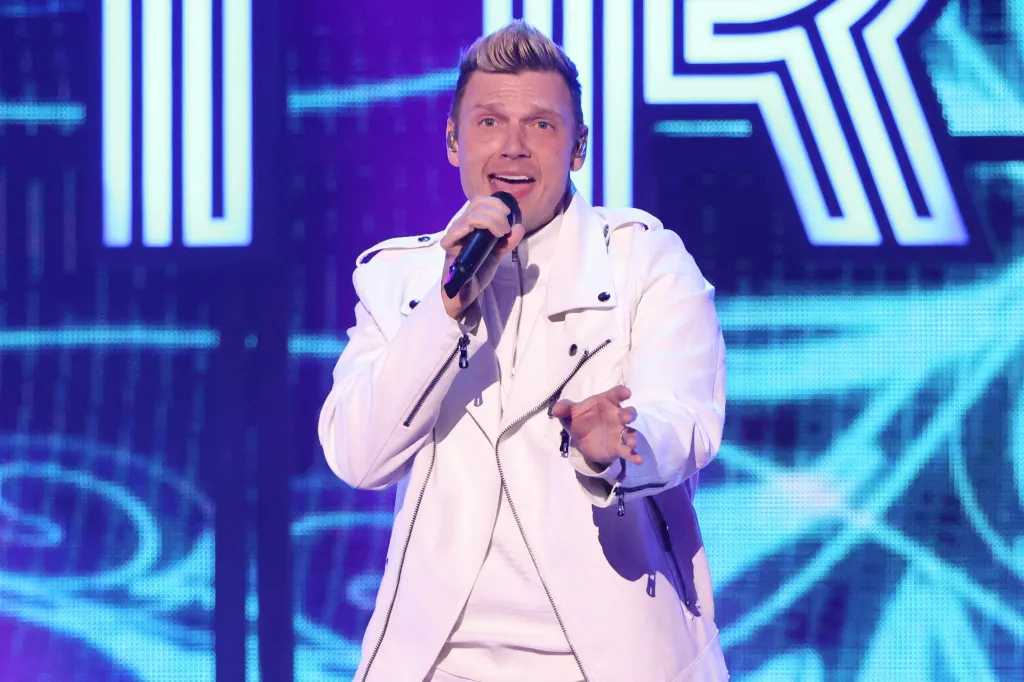 Nick Carter z Backstreet Boys vede právní bitvu s Melissou Schumanovou, známou z dívčí skupiny Dream, která tvrdí, že ji Carter napadl v roce 2003, když oba natáčeli v Los Angeles teenagerovský horor The Hollow. Měl ji omámit sedativy nasypanými do pití. Carter obvinění popírá a loni podal protižalobu, v níž požaduje od Schumanové odškodné ve výši dva a půl milionu dolarů. Zpěvačka se podle něho snaží oživit svou skomírající kariéru