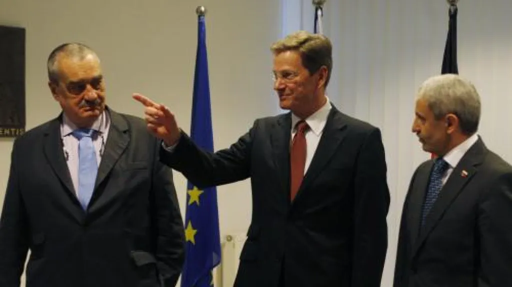 Karel Schwarzenberg, Guido Westerwelle a Mikuláš Dzurinda na setkání ministrů zahraničí v Bratislavě