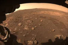 Robotický průzkumník Perseverance už jezdí po Marsu. Zatím urazil šest a půl metru