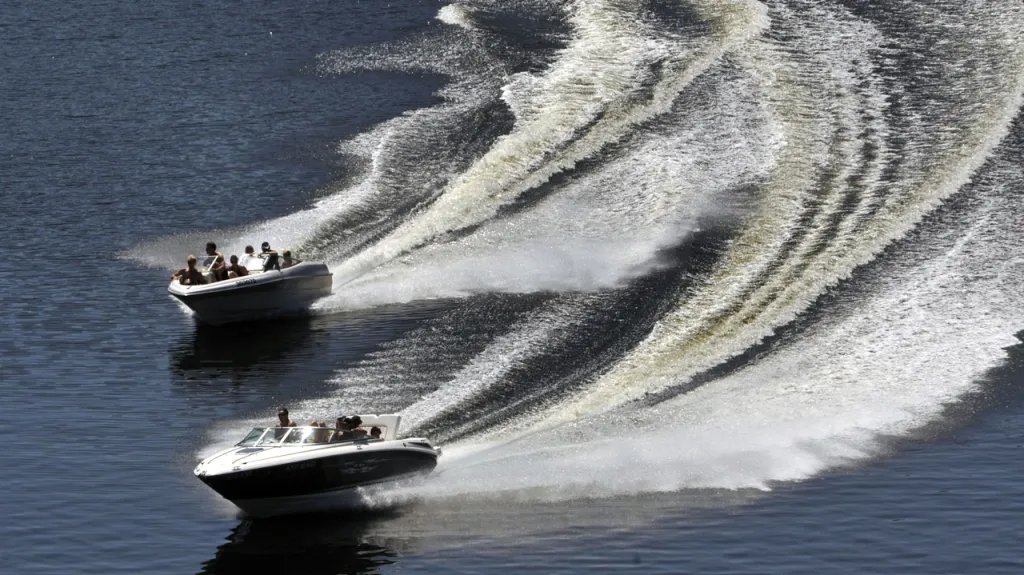 Motorový člun na přehradě