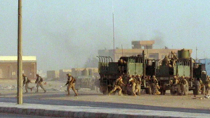 Americká námořní pěchota v bojích v iráckém Nadžafu, srpen 2004 Sen o rychlé pacifikaci Iráku se rozplývá