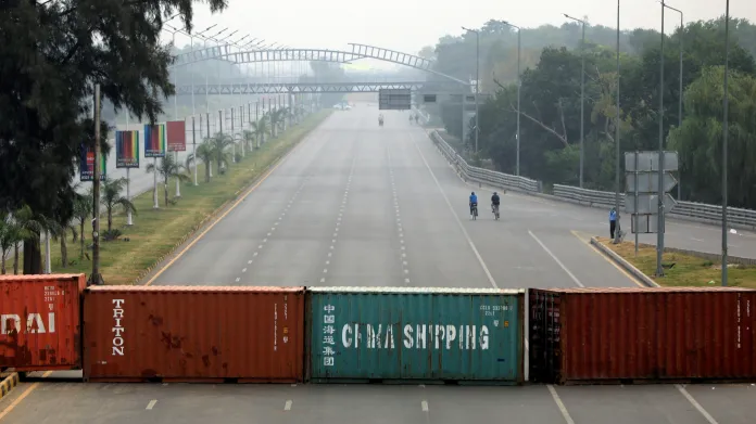 Pákistánské úřady nechaly ulice kvůli protestům zablokovat kontejnery