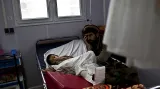 Otec se svým zraněným synem při jeho rekonvalescenci v nemocnici v Kunduzu.