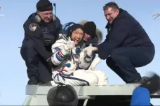 Z ISS se vrátila trojice kosmonautů, včetně rekordmanky Kochové. Strávila tam 328 dní