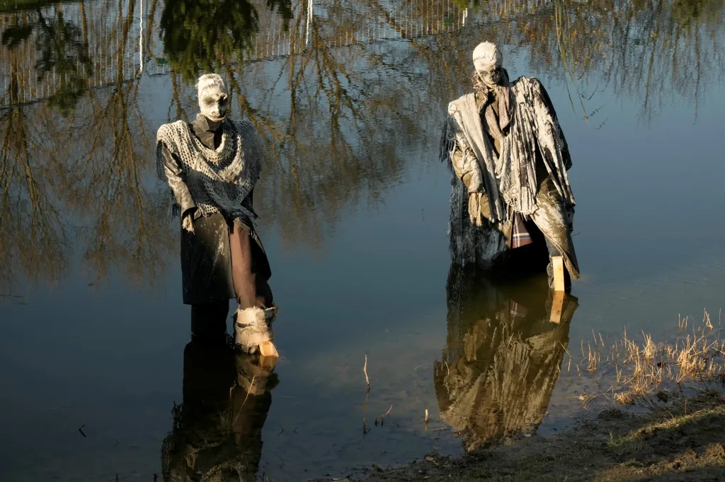 Zombie postavy umístněné v jezírku byly součástí halloweenského festivalu, který se uskutečnil v zábavním parku Kirkilai poblíž města Birzai v Litvě