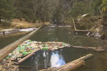 S táním přichází do Českého Švýcarska záplava. Ne vody, ale odpadků