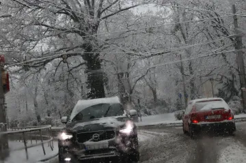 Ve většině Česka hrozí do pondělního poledne náledí. Na jihu Moravy sněžení způsobilo kalamitu