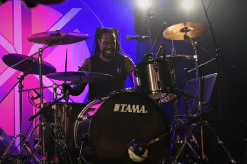 Zemřel D. H. Peligro, bubeník Dead Kennedys či Red Hot Chili Peppers