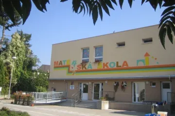 V Brně-Černovicích protestují proti školce, stínila by jim zahrádky