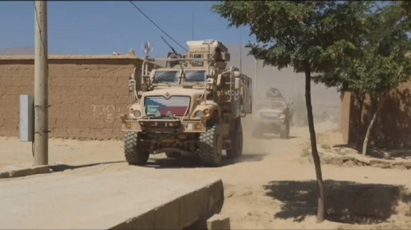 Vozy MRAP českých vojáků poblíž místa útoku