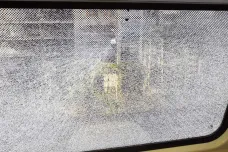 Policie vyšetřuje možnou střelbu na vlak v pražských Vysočanech