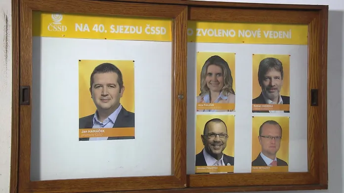 Fotografie Jiřího Zimoly už v Lidovém domě zmizela z vitríny s portréty zvoleného vedení ČSSD