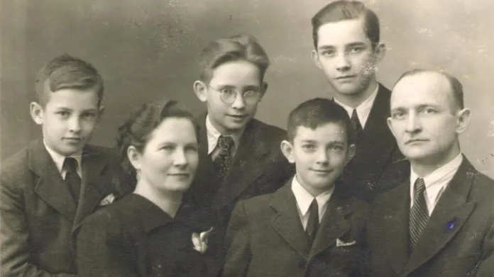 Rodina Kostelkova v roce 1945