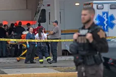 Střelba v nákupním centru v americké Indianě má tři oběti. Útočníka zabil ozbrojený civilista
