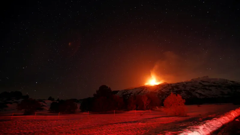 Nejmohutnější evropská sopka opět září do noci