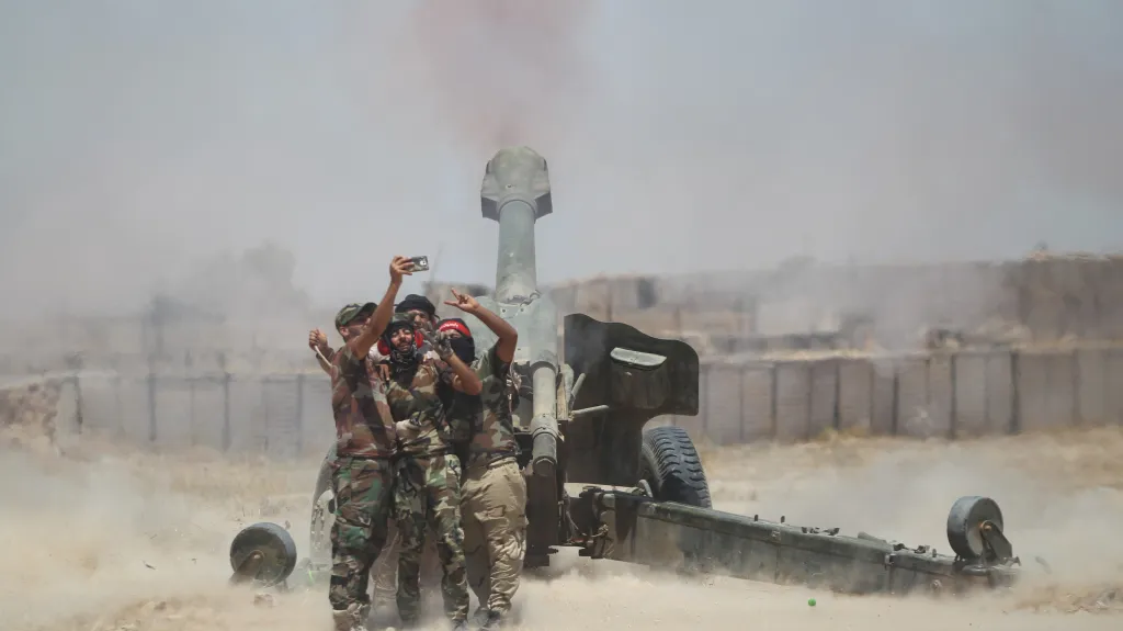 Šíitští dělostřelci si pořizují selfie poblíž irácké Fallúdži