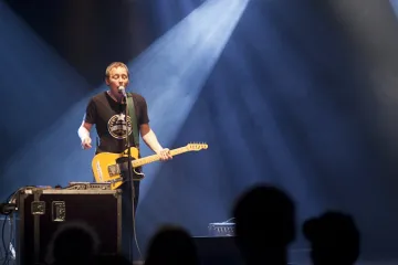 Electro-punková jízda v poloprázdném sále