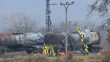 Hasiči zasahují na místě požáru vykolejeného vlaku převážejícího benzen