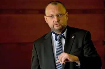 Ve vyšetřovací komisi ke změnám v policii zasedne Bartošek i Korte