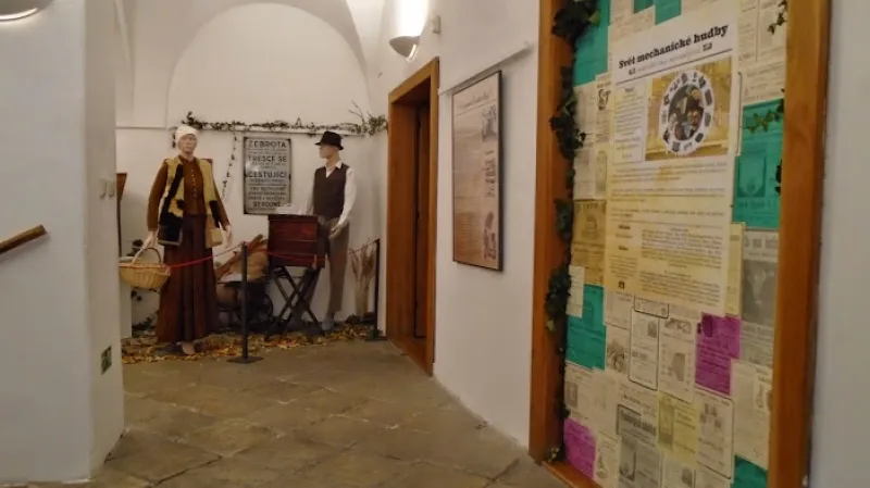 Výstava hracích strojků v berounském muzeu