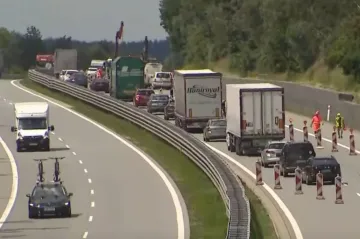 Na D1 u Koberovic musí firma opravit prasklinu. Dva víkendy tam bude omezený provoz