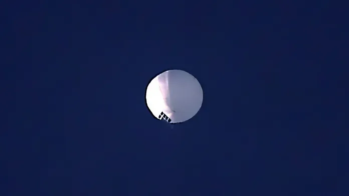 Čínský stratosférický balon nad městem Billings v Montaně