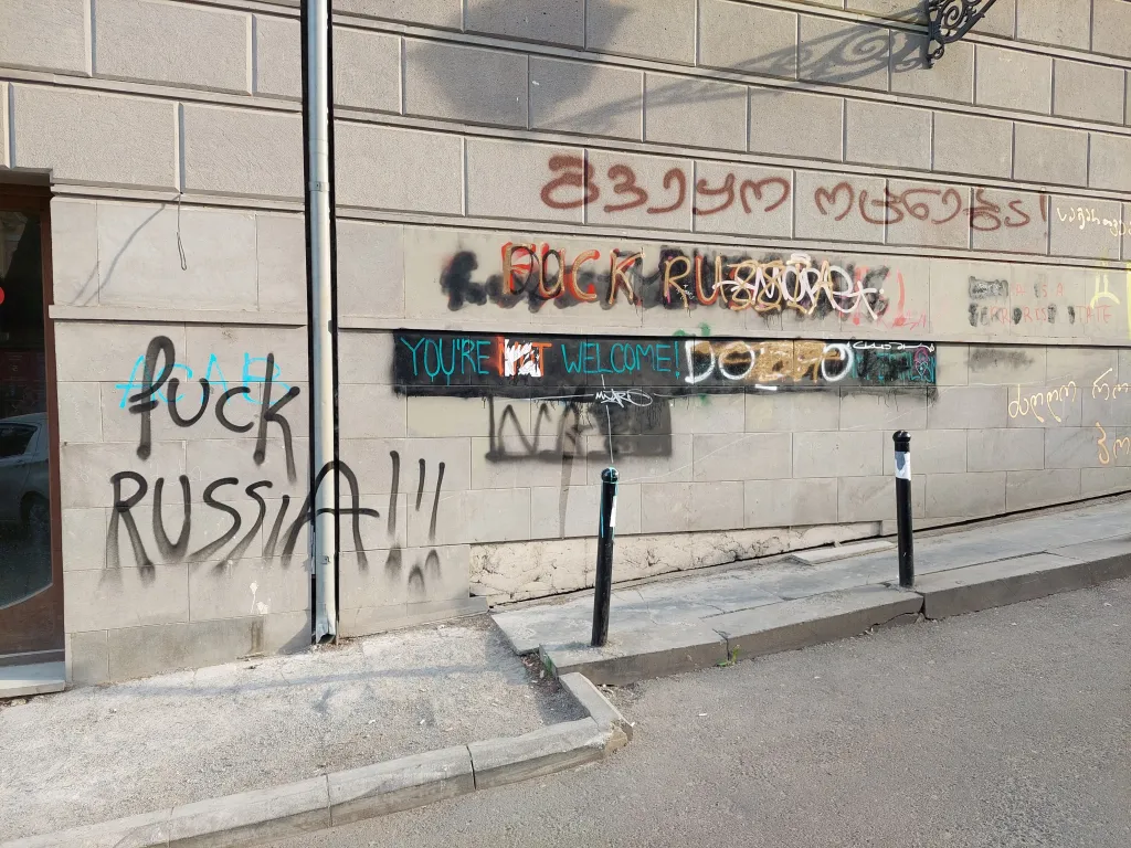 „Nejsi vítán“, částečně přelepeno tak, aby to vyznívalo jako „Jsi vítán“